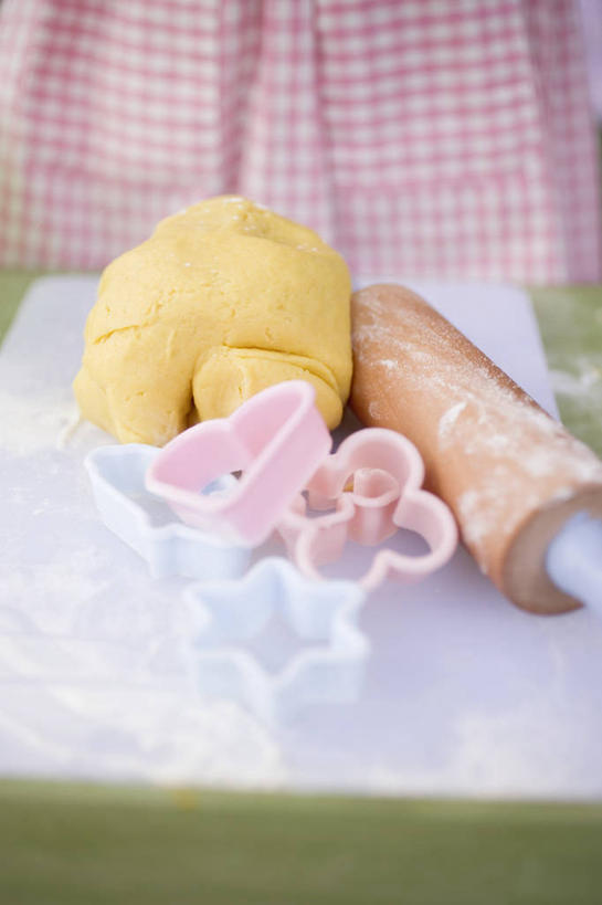 无人,竖图,俯视,室内,特写,白天,桌面,桌子,阴影,朦胧,模糊,反射,木制,粉末,擀面杖,影子,面粉,粮食,木制品,粉,模具,农产品,原材料,粉状,彩图,高角度拍摄