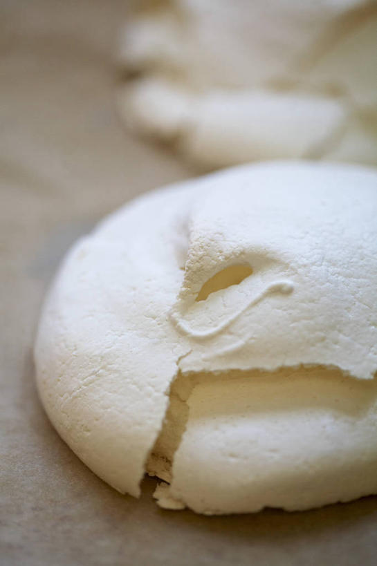 点心,无人,竖图,俯视,室内,特写,白天,下午茶,桌面,桌子,阴影,朦胧,模糊,反射,木制,影子,食品,食物,糕点,白色,木制品,彩图,高角度拍摄,蛋奶酥,梳乎厘,舒芙里,蛋糕