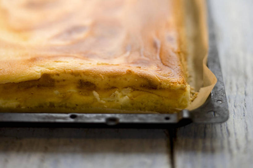 点心,无人,横图,俯视,室内,特写,白天,下午茶,桌面,桌子,餐具,金属制品,阴影,反射,金属,木制,碟子,盘,影子,食品,芝士蛋糕,食物,糕点,一个,盘子,木制品,碟,起司蛋糕,单个,彩图,高角度拍摄,干酪蛋糕,蛋糕