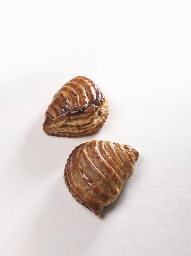 面食,无人,竖图,俯视,室内,特写,白天,白色背景,烹饪,西餐,桌面,桌子,阴影,反射,木制,影子,料理,食品,面点,菜肴,美食,食物,两个,木制品,西式,摄影,佳肴,影棚,派,彩图,高角度拍摄,影棚拍摄,拍摄,苹果派