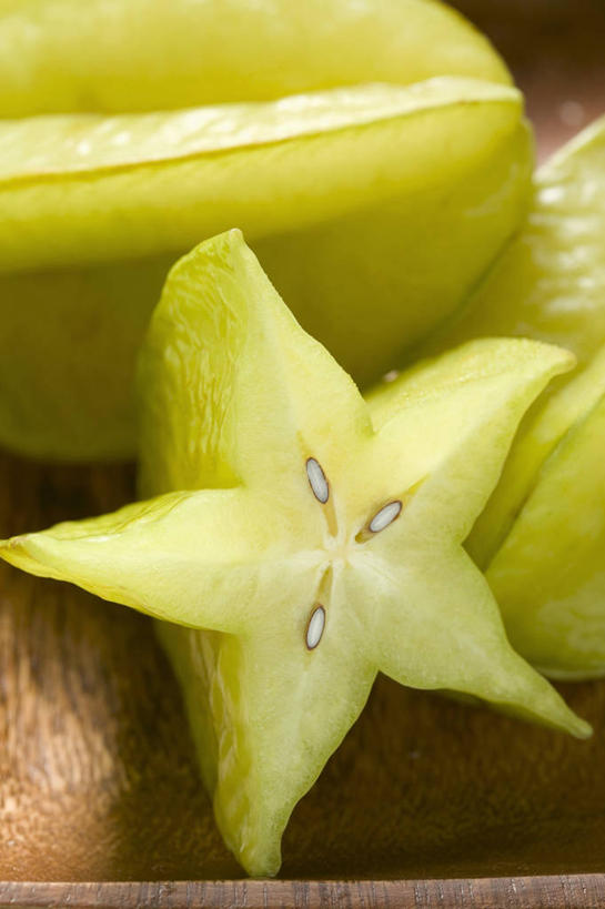 无人,竖图,俯视,室内,特写,白天,桌面,桌子,水果,切开,阴影,新鲜,反射,木制,影子,星星,生食,食品,果实,食物,绿色,木制品,杨桃,切,星形,有机食品,绿色食品,五敛子,三廉子,阳桃,洋桃,剖面,五角形,切面,五角星,彩图,高角度拍摄