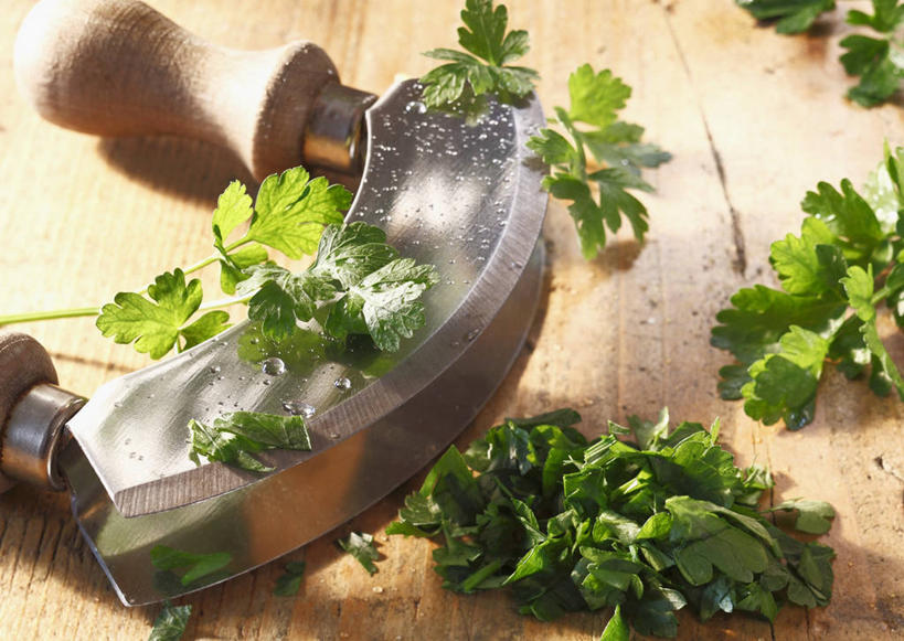 无人,横图,俯视,室内,特写,白天,植物,桌面,桌子,芹菜,蔬菜,叶子,阴影,新鲜,反射,木制,纹理,影子,食品,绿叶,食物,绿色,木制品,嫩叶,有机食品,绿色食品,荷兰芹,欧芹,香芹,镰刀,农具,肌理,法香,巴西利,洋香菜,洋芫荽,法国香菜,旱芹菜,番荽,耕具,割刀,叶,叶片,叶脉,彩图,高角度拍摄