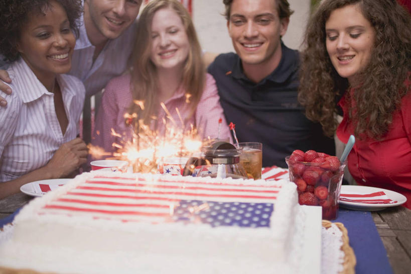 点心,西方人,伙伴,朋友,坐,笑,微笑,露齿笑,横图,室内,白天,正面,爱情,下午茶,友谊,桌面,桌子,烟火,旗帜,国旗,欧洲,非洲,黑人,欧洲人,五个人,阴影,服装,反射,木制,影子,食品,许多人,浪漫,注视,休闲装,星条旗,食物,糕点,衣服,焰火,木制品,观察,看,一群人,休闲,温暖,温馨,休闲服,恩爱,恋人,美国国旗,服饰,观看,和睦,察看,关注,礼花,仙女棒,花炮,礼花炮,手持喷泉,手持烟花,友情,男人,男性,年轻男性,年轻女性,女人,女性,白种人,非洲人,情侣,旗,烟花,坐着,半身,彩图,美利坚合众国国旗,伴侣,融洽,蛋糕