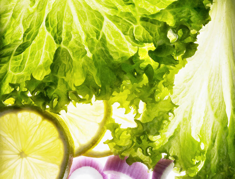 无人,横图,俯视,室内,特写,白天,餐桌,桌子,柠檬,蔬菜,洋葱,水果,切开,阴影,新鲜,反射,影子,生菜,莴苣,生食,沙拉,食品,果实,色拉,沙律,食物,切,有机食品,绿色食品,餐台,色拉酱,玉葱,千岛酱,剖面,切面,春菜,鹅仔菜,莴仔菜,千金菜,叶用莴苣,益母果,柠果,圆葱,洋葱头,球葱,葱头,彩图,高角度拍摄,蔬果沙拉