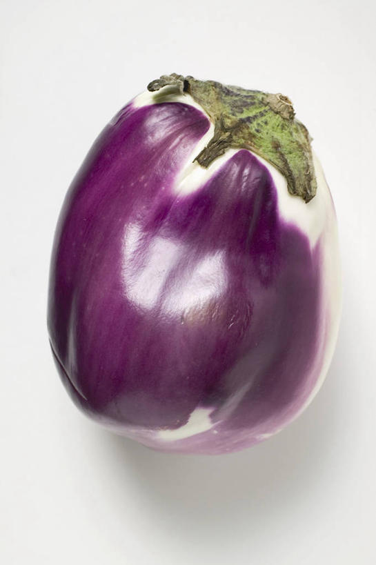 无人,竖图,俯视,室内,特写,白天,白色背景,餐桌,桌子,茄子,蔬菜,阴影,新鲜,反射,影子,食品,食物,一个,紫色,摄影,有机食品,绿色食品,影棚,单个,餐台,紫茄子,落苏,酪酥,昆仑瓜,矮瓜,彩图,高角度拍摄,影棚拍摄,拍摄