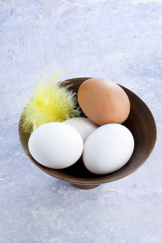 无人,竖图,俯视,室内,特写,白天,餐桌,桌子,羽毛,阴影,轻盈,柔软,反射,影子,陶瓷,蛋,鸡蛋,褐色,陶瓷制品,四颗,一个,白色,容器,碗,单个,餐台,储藏,储存,草鸡蛋,轻柔,卵,彩图,高角度拍摄,贮存