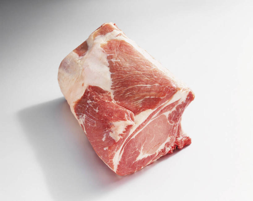 无人,横图,俯视,室内,特写,白天,白色背景,餐桌,桌子,一块,切开,阴影,反射,影子,肉,猪肉,肉类,红色,切,摄影,影棚,餐台,里脊肉,剖面,肉食,切面,豚肉,彩图,高角度拍摄,影棚拍摄,拍摄,里脊,猪里脊肉