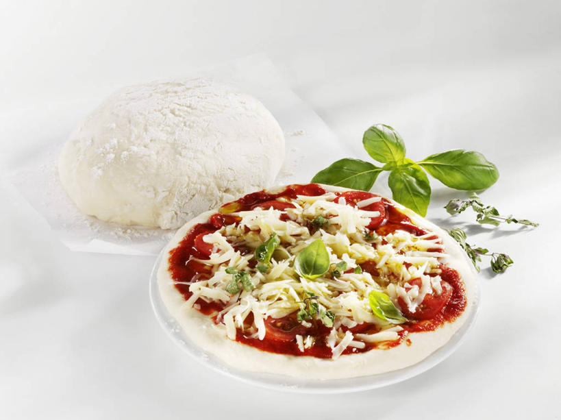 奶酪,无人,横图,俯视,室内,特写,白天,白色背景,烹饪,西餐,植物,餐桌,桌子,叶子,阴影,反射,影子,香料,干酪,起司,料理,食品,披萨,匹萨,绿叶,草药,芝士,营养,菜肴,美食,中药,食物,一个,快餐,香草,嫩叶,乳酪,西式,摄影,佳肴,影棚,单个,餐台,罗勒,乳制品,比萨,紫苏,药材,中草药,发酵,西式快餐,垃圾食品,意大利薄饼,九层塔,圣约瑟夫草,甜罗勒,兰香,中药材,本草,叶,叶片,彩图,高角度拍摄,影棚拍摄,拍摄,玛格丽特披萨