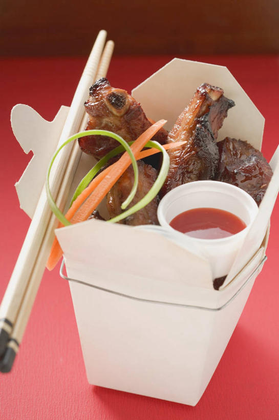 骨骼,无人,竖图,俯视,室内,特写,白天,烹饪,中餐,餐桌,筷子,桌子,餐具,一堆,一双,阴影,堆叠,堆积,反射,影子,纸盒,调料,酱料,酱汁,排骨,肉,油炸,佐料,料理,食品,骨头,调味品,调味料,文化,传统,猪肉,酱,菜肴,美食,肉类,盒子,食物,一个,包装盒,中式,佳肴,单个,餐台,堆,礼节,骨架,礼仪,肉食,炸猪排,豚肉,进餐用具,彩图,高角度拍摄