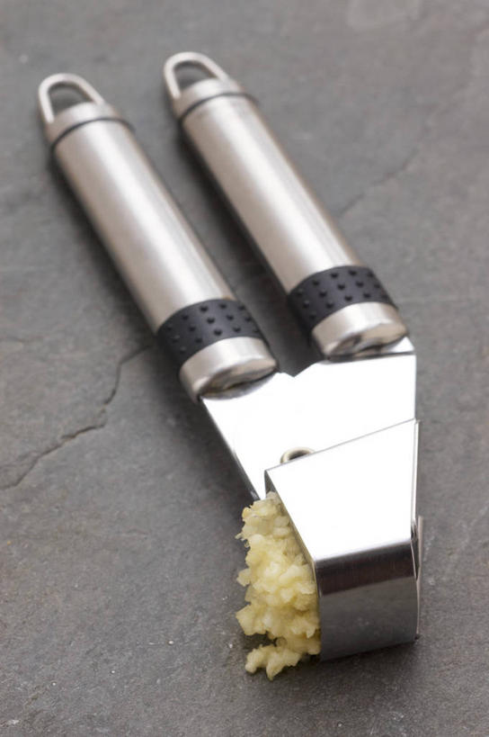 无人,竖图,俯视,室内,特写,白天,餐桌,桌子,蔬菜,蒜,厨具,金属制品,阴影,新鲜,反射,金属,工具,影子,食品,蒜头,食物,一个,有机食品,绿色食品,单个,餐台,捣蒜器,压蒜器,胡蒜,捻蒜器,蒜泥器,蒜蓉器,大蒜,彩图,高角度拍摄