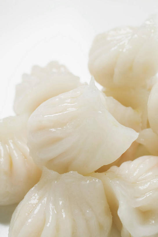 点心,无人,竖图,俯视,室内,特写,白天,白色背景,中餐,餐桌,桌子,一堆,阴影,堆叠,堆积,反射,影子,料理,食品,饺子,面点,小吃,美食,食物,中式,摄影,影棚,餐台,堆,蒸饺,彩图,高角度拍摄,影棚拍摄,拍摄