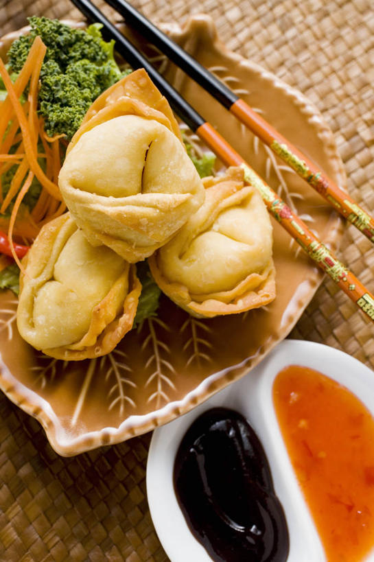 点心,馄饨,面食,无人,竖图,俯视,室内,特写,白天,餐桌,筷子,桌子,餐具,一双,阴影,反射,碟子,盘,影子,调料,酱料,酱汁,油炸,佐料,料理,食品,面点,调味品,调味料,文化,传统,酱,辣酱,美食,食物,三个,盘子,碟,中式,餐台,礼节,辣椒酱,干辣椒,礼仪,扁肉,海鲜酱,虾酱,进餐用具,彩图,高角度拍摄,炸馄饨