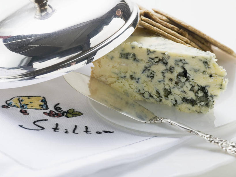 奶酪,无人,横图,俯视,室内,特写,白天,餐桌,桌子,一把,一块,切开,阴影,反射,纹路,工具,纹理,影子,干酪,起司,刀具,芝士,营养,刀,切,乳酪,餐台,乳制品,发酵,剖面,切面,蓝纹奶酪,肌理,斯提耳顿干酪,奶酪刀,芝士刀,彩图,高角度拍摄