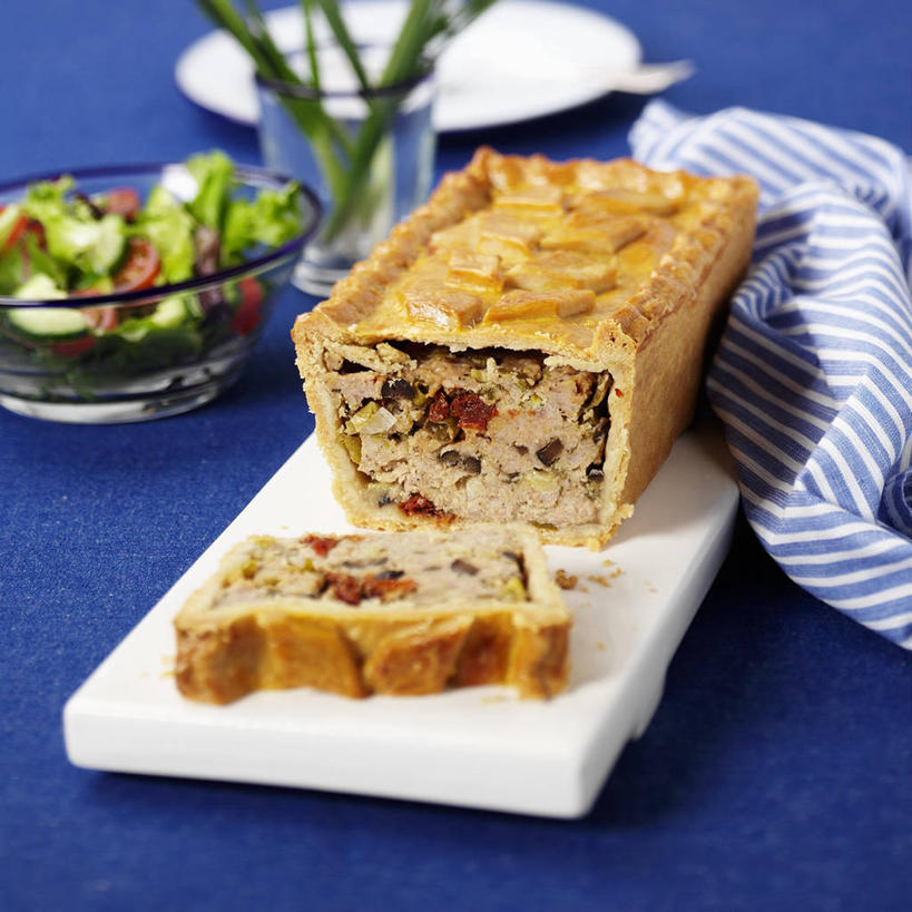 点心,无人,方图,俯视,室内,特写,白天,餐桌,桌子,蔬菜,玻璃,一块,切开,阴影,蓝色背景,新鲜,反射,影子,肉,生食,蔬菜沙拉,沙拉,食品,面点,案板,馅饼,色拉,猪肉,沙律,肉类,玻璃制品,砧板,食物,糕点,容器,碗,切,摄影,有机食品,绿色食品,影棚,餐台,色拉酱,储藏,储存,千岛酱,剖面,肉食,切面,豚肉,彩图,高角度拍摄,影棚拍摄,拍摄,猪肉馅饼,贮存