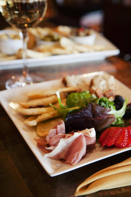 点心,面包,红酒,葡萄酒,无人,竖图,俯视,室内,特写,白天,餐桌,桌子,蔬菜,杯子,餐具,一堆,许多,阴影,堆叠,堆积,朦胧,模糊,新鲜,反射,碟子,高脚杯,盘,影子,肉,食品,面点,红酒杯,白葡萄酒,酒类,一杯,火腿,猪肉,肉类,玻璃制品,酒,食物,腌制,糕点,饮料,两个,盘子,酒杯,碟,有机食品,绿色食品,餐台,堆,葡萄酒杯,肉食,蒜蓉面包,豚肉,熏制,火肉,兰熏,猪腿,玻璃杯,彩图,高角度拍摄