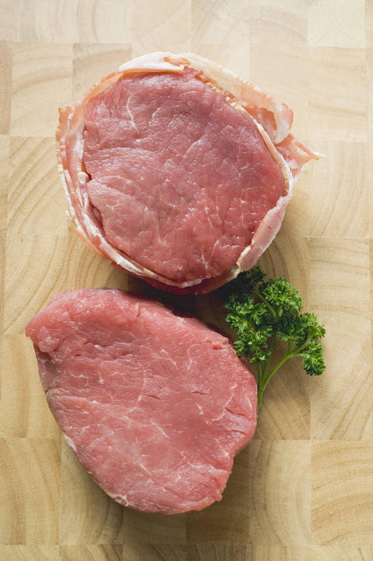 无人,竖图,俯视,室内,特写,白天,餐桌,桌子,蔬菜,两块,阴影,新鲜,反射,影子,肉,生食,牛肉,食品,肉类,食物,红色,有机食品,绿色食品,餐台,肉食,彩图,高角度拍摄