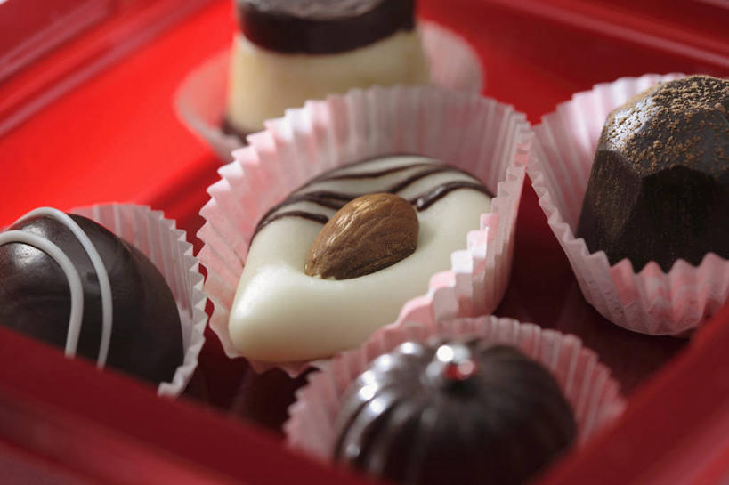 无人,横图,俯视,室内,特写,白天,餐桌,桌子,阴影,朦胧,模糊,反射,影子,食品,糖,糖果,甜点,甜品,食物,排列,红色,容器,甜食,巧克力,餐台,储藏,朱古力,纸托,储存,五块,摆列,蛋糕托,蛋糕托纸,蛋糕纸托,彩图,高角度拍摄,布列,分列,贮存