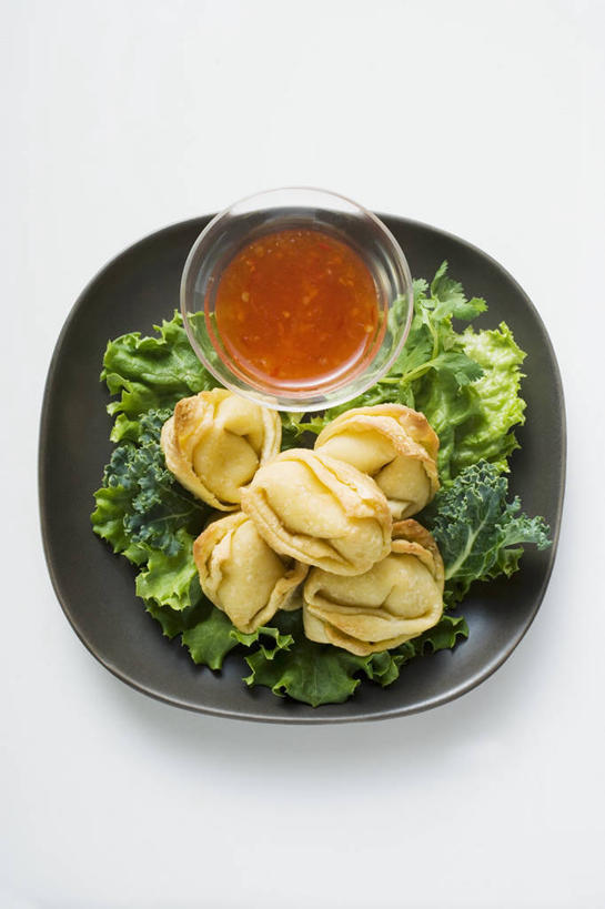 点心,馄饨,面食,无人,竖图,俯视,室内,特写,白天,白色背景,餐桌,桌子,蔬菜,餐具,五个,许多,阴影,新鲜,反射,碟子,盘,影子,塑料,调料,酱料,酱汁,油炸,佐料,料理,食品,面点,调味品,调味料,酱,辣酱,美食,食物,盘子,容器,塑料制品,碟,碗,中式,摄影,有机食品,绿色食品,影棚,餐台,储藏,辣椒酱,储存,扁肉,彩图,高角度拍摄,影棚拍摄,拍摄,炸馄饨,贮存