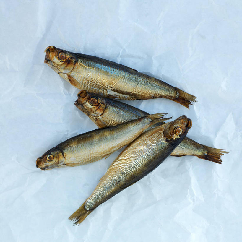 海鲜,无人,方图,俯视,室内,特写,白天,餐桌,桌子,阴影,反射,鱼,影子,肉,鱼肉,水产,肉类,鱼类,海洋生物,四条,餐台,水生动物,海产品,水生物,肉食,海底动物,彩图,高角度拍摄