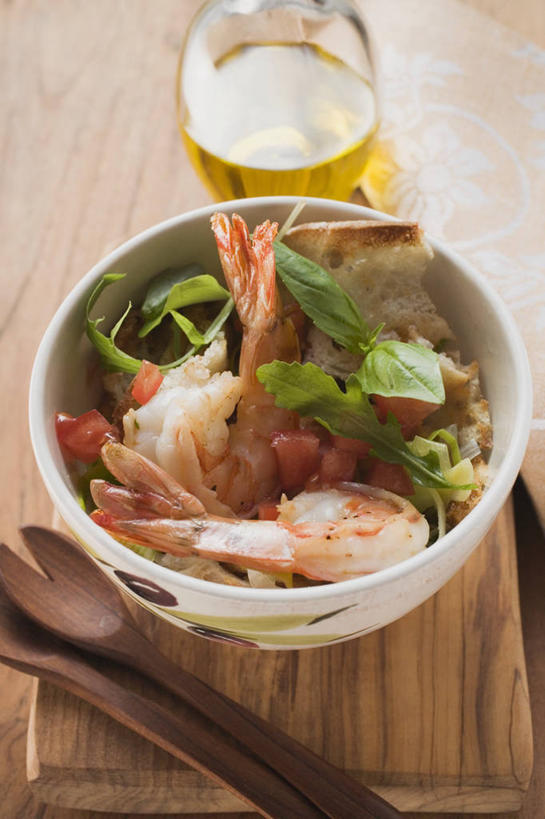 点心,海鲜,面包,无人,竖图,俯视,室内,特写,白天,餐桌,桌子,餐具,一堆,许多,阴影,堆叠,堆积,新鲜,反射,木制,叉子,壶,影子,陶瓷,生食,食用油,虾,油,橄榄油,沙拉,食品,面点,案板,陶瓷制品,色拉,水产,沙律,海洋生物,水壶,砧板,食物,糕点,茶壶,木制品,容器,碗,餐台,色拉酱,储藏,堆,储存,水生动物,海产品,千岛酱,水生物,海底动物,餐叉,植物油,螯虾,进餐用具,彩图,高角度拍摄,海鲜沙拉,贮存