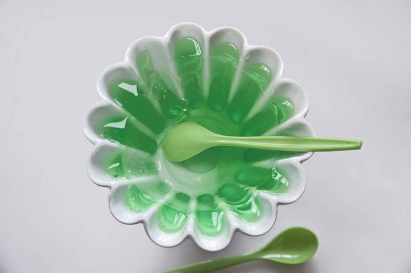 点心,无人,横图,俯视,室内,特写,白天,白色背景,餐桌,桌子,餐具,阴影,反射,碟子,盘,影子,勺子,食品,甜点,甜品,两把,食物,绿色,盘子,调羹,碟,汤匙,果冻,甜食,零食,摄影,影棚,餐台,啫喱,彩图,高角度拍摄,影棚拍摄,拍摄