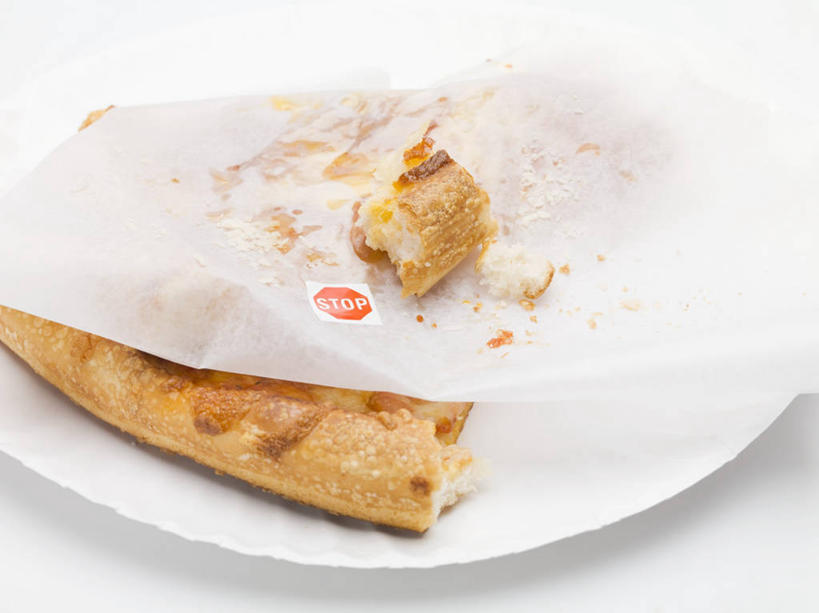 无人,横图,俯视,室内,特写,白天,白色背景,烹饪,西餐,餐桌,桌子,餐具,咬,阴影,反射,碟子,盘,影子,料理,食品,披萨,匹萨,菜肴,美食,食物,一个,白色,盘子,碟,快餐,西式,摄影,佳肴,影棚,单个,餐台,比萨,西式快餐,垃圾食品,意大利薄饼,彩图,高角度拍摄,影棚拍摄,拍摄