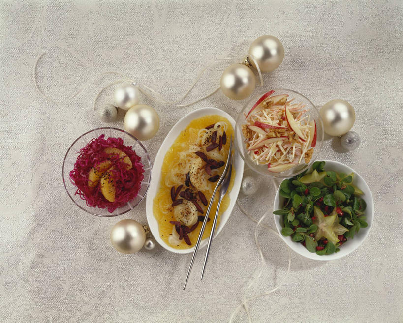 无人,横图,俯视,室内,特写,白天,玉米,餐桌,桌子,柑橘,蔬菜,椰菜,卷心菜,餐具,水果,圣诞节,一堆,许多,阴影,堆叠,堆积,节日,庆祝,新鲜,装饰,反射,棒子,碟子,挂饰,盘,影子,玉蜀黍,调料,酱料,酱汁,生食,佐料,沙拉,食品,果实,圣诞球,调味品,调味料,文化,色拉,酱,沙律,球,食物,盘子,碟,庆典,球体,甘蓝,有机食品,绿色食品,餐台,纪念,色拉酱,堆,华丽,修饰,点缀,苞米,千岛酱,苞芦,苞谷,衬托,美观,雅致,雅观,包谷,大蜀黍,番麦,薏米包,玉高粱,玉麦,珍珠米,柑桔,橘子,桔子,结球甘蓝,甘兰,包心菜,彩图,高角度拍摄,大红蜜橘,大红袍,红橘,黄橘,宽皮橘,蔬果沙拉