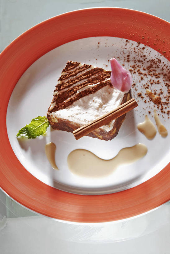 点心,无人,竖图,俯视,室内,特写,白天,下午茶,餐桌,桌子,餐具,阴影,反射,碟子,粉末,盘,影子,调味,香料,佐料,食品,果实,种子,肉桂,可可,提拉米苏,食物,糕点,盘子,碟,粉,餐台,可可粉,配料,桂皮,可可豆,作料,官桂,牡桂,筒桂,香桂,玉桂,粉状,粉剂,可可子,意大利蛋糕,彩图,高角度拍摄,蛋糕