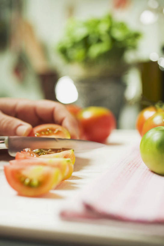 西方人,手,一个人,竖图,俯视,室内,特写,白天,植物,餐桌,桌子,蔬菜,西红柿,叶子,金属制品,欧洲,欧洲人,仅一个男性,仅一个人,一把,切开,阴影,朦胧,模糊,新鲜,反射,金属,布料,工具,盆栽,影子,肉,食品,绿叶,刀具,盆景,布纹,猪肉,肉类,桌布,食物,仅一个年轻男性,红色,绿色,自然,餐巾,台布,刀,切,手部,嫩叶,有机食品,绿色食品,生长,成长,餐台,单手,菜刀,剖面,肉食,切面,豚肉,切菜刀,男人,男性,年轻男性,白种人,叶,叶片,番茄,半身,彩图,高角度拍摄