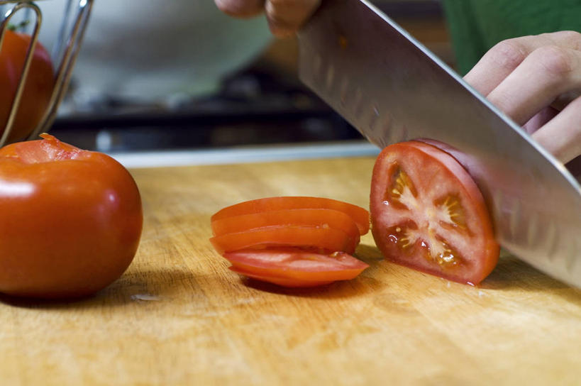 西方人,手,一个人,横图,俯视,室内,特写,白天,餐桌,桌子,蔬菜,西红柿,金属制品,欧洲,欧洲人,仅一个男性,仅一个人,一把,切开,握,阴影,服装,新鲜,反射,金属,木制,工具,影子,食品,案板,刀具,休闲装,砧板,食物,仅一个年轻男性,衣服,木制品,刀,切,休闲,手部,休闲服,握着,服饰,有机食品,绿色食品,餐台,菜刀,剖面,切面,切菜刀,男人,男性,年轻男性,白种人,番茄,半身,彩图,高角度拍摄