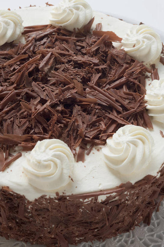 点心,无人,竖图,俯视,室内,特写,白天,下午茶,餐桌,桌子,阴影,反射,影子,食品,食物,糕点,奶油,餐台,乳制品,激凌,克林姆,淇淋,黑森林,彩图,高角度拍摄,黑森林蛋糕,黑森林樱桃蛋糕,蛋糕