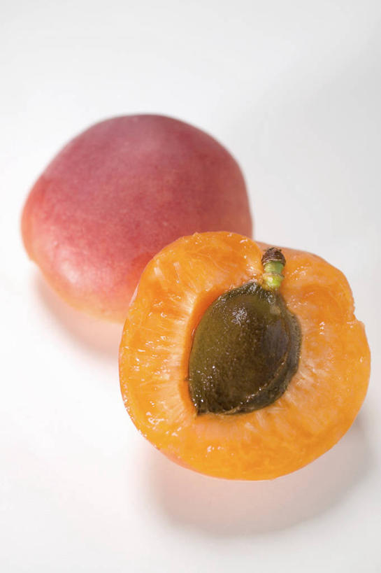 无人,竖图,俯视,室内,特写,白天,白色背景,餐桌,桌子,杏,水果,阴影,新鲜,反射,影子,生食,食品,果实,食物,两个,摄影,有机食品,绿色食品,影棚,餐台,横截面,剖面,杏果,截面,截面图形,杏子,彩图,高角度拍摄,影棚拍摄,拍摄