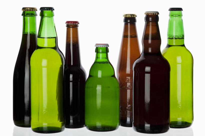 啤酒,无人,横图,室内,特写,白天,白色背景,正面,餐桌,桌子,许多,阴影,反射,影子,酒类,玻璃制品,酒,饮料,排列,玻璃瓶,瓶子,摄影,影棚,餐台,摆列,彩图,影棚拍摄,拍摄,布列,分列