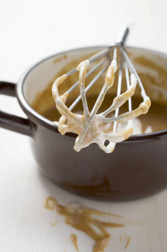 点心,无人,竖图,俯视,室内,特写,白天,白色背景,烹饪,餐桌,桌子,厨具,金属制品,阴影,反射,金属,炖锅,锅子,影子,陶瓷,食品,甜点,甜品,褐色,陶瓷制品,锅,食物,糕点,一个,打蛋器,搅拌器,甜食,奶油,摄影,肮脏,影棚,单个,餐台,锅具,乳制品,烹饪用具,邋遢,激凌,克林姆,淇淋,龌龊,污秽,手动打蛋器,烹调用具,烹调,彩图,高角度拍摄,影棚拍摄,拍摄