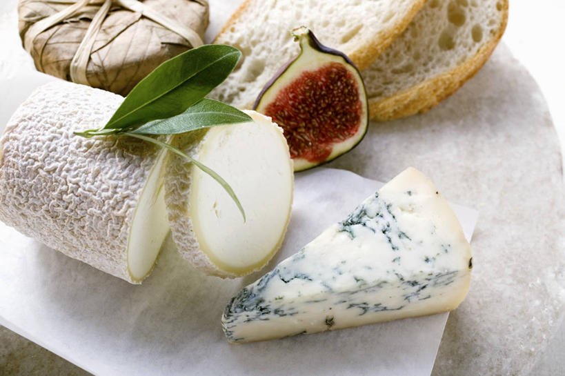 奶酪,无人,横图,俯视,室内,特写,白天,餐桌,桌子,无花果,水果,叶子,许多,阴影,新鲜,反射,影子,生食,干酪,起司,食品,果实,绿叶,芝士,营养,食物,嫩叶,乳酪,有机食品,绿色食品,餐台,乳制品,横截面,发酵,剖面,蓝纹奶酪,斯提耳顿干酪,截面,截面图形,叶,叶片,映日果,树地瓜,奶浆果,蜜果,彩图,高角度拍摄