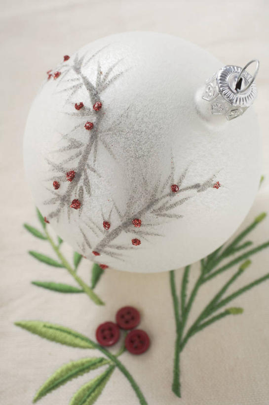 无人,竖图,俯视,室内,特写,白天,白色背景,静物,叶子,纺织品,圣诞节,阴影,亚麻布,节日,庆祝,装饰,反射,布,挂饰,影子,绿叶,圣诞球,织物,文化,球,一个,庆典,球体,嫩叶,摄影,影棚,单个,纪念,华丽,修饰,布匹,点缀,衬托,美观,雅致,雅观,叶,叶片,彩图,高角度拍摄,影棚拍摄,拍摄