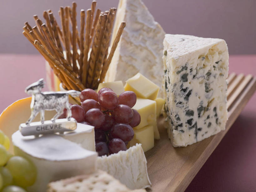 点心,面包,奶酪,无人,横图,俯视,室内,特写,白天,餐桌,桌子,葡萄,水果,阴影,新鲜,反射,包装,包装纸,铝箔纸,锡箔纸,影子,纸,生食,干酪,起司,食品,面点,果实,纸张,芝士,营养,食物,糕点,乳酪,有机食品,绿色食品,餐台,包装材料,乳制品,发酵,锡箔,蓝纹奶酪,铝箔,斯提耳顿干酪,山葫芦,蒲桃,草龙珠,彩图,高角度拍摄,面包棒