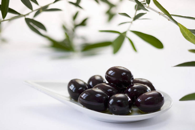 无人,横图,俯视,室内,特写,白天,白色背景,餐桌,桌子,橄榄,餐具,水果,叶子,一堆,许多,阴影,堆叠,堆积,朦胧,模糊,新鲜,反射,碟子,盘,影子,生食,食品,果实,绿叶,食物,一个,白色,盘子,碟,嫩叶,摄影,有机食品,绿色食品,影棚,单个,餐台,堆,黑橄榄,乌橄榄,乌榄,油橄榄,叶,叶片,青果,白榄,彩图,高角度拍摄,影棚拍摄,拍摄