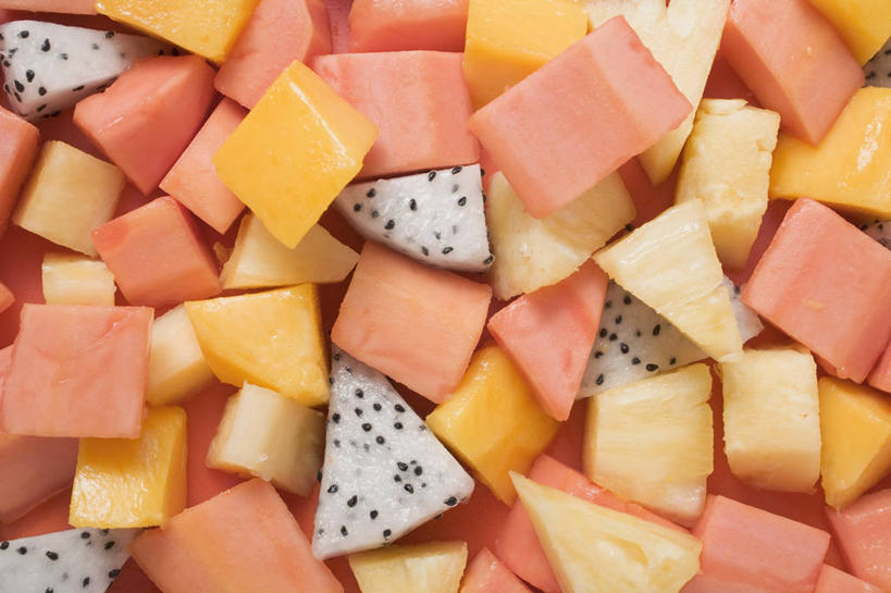 无人,横图,俯视,室内,特写,白天,餐桌,桌子,水果,一堆,许多,阴影,堆叠,堆积,新鲜,反射,影子,哈密瓜,生食,沙拉,食品,果实,甜瓜,色拉,沙律,水果沙拉,火龙果,食物,青龙果,有机食品,绿色食品,餐台,色拉酱,堆,千岛酱,网纹瓜,甘瓜,彩图,高角度拍摄