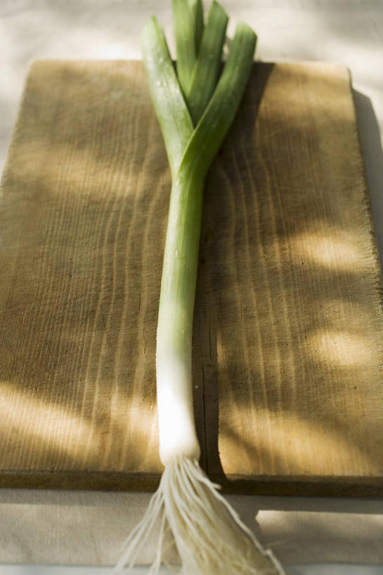 无人,竖图,俯视,室内,特写,白天,白色背景,餐桌,桌子,蔬菜,阴影,新鲜,反射,木制,影子,韭菜,食品,案板,砧板,食物,一个,木制品,摄影,有机食品,绿色食品,影棚,单个,餐台,起阳草,韭,山韭,长生韭,彩图,高角度拍摄,影棚拍摄,拍摄