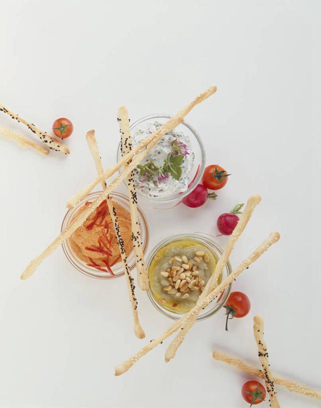 点心,面包,无人,竖图,俯视,室内,特写,白天,白色背景,餐桌,桌子,辣椒,蔬菜,西红柿,小番茄,玻璃,许多,阴影,新鲜,反射,影子,调料,酱料,酱汁,佐料,食品,面点,调味品,调味料,酱,玻璃制品,食物,糕点,红色,容器,碗,摄影,有机食品,绿色食品,影棚,餐台,储藏,储存,彩椒,辣角,红海椒,大椒,辣虎,广椒,小西红柿,樱桃小番茄,珍珠小番茄,樱桃番茄,甜椒,柿子椒,圣女果,辣子,海椒,番茄,番椒,灯笼椒,彩图,高角度拍摄,影棚拍摄,拍摄,面包棒,贮存