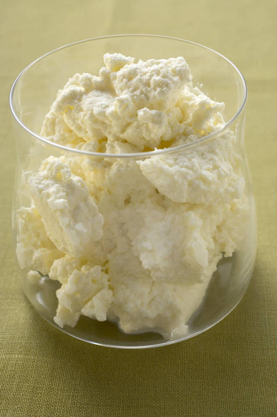 奶酪,无人,竖图,俯视,室内,特写,白天,餐桌,桌子,玻璃,一堆,许多,阴影,堆叠,堆积,反射,影子,干酪,起司,芝士,营养,玻璃制品,一个,白色,容器,碗,乳酪,摄影,影棚,单个,餐台,储藏,堆,乳制品,储存,发酵,彩图,高角度拍摄,影棚拍摄,拍摄,贮存