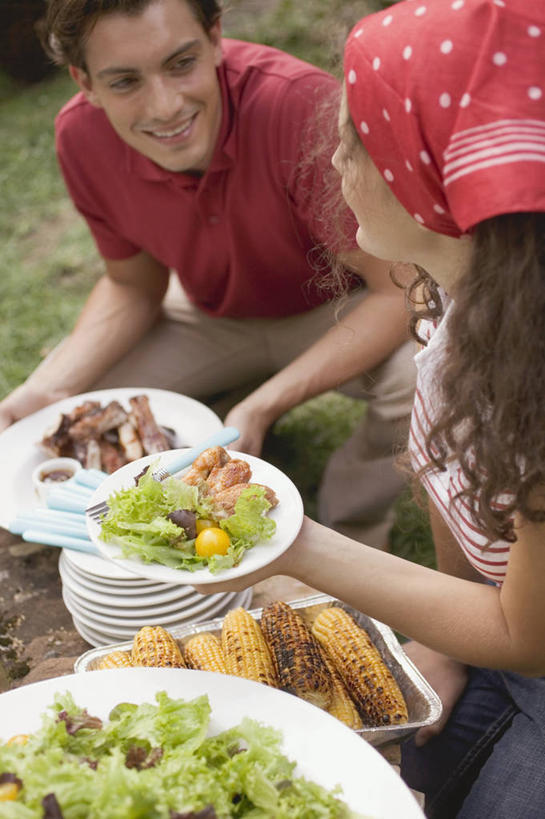 西方人,两个人,坐,笑,微笑,露齿笑,竖图,俯视,室内,白天,爱情,玉米,餐桌,桌子,蔬菜,餐具,欧洲,欧洲人,一堆,许多,阴影,堆叠,堆积,服装,新鲜,装饰,光线,棒子,碟子,盘,头巾,影子,玉蜀黍,鸡肉,肉,食品,浪漫,注视,休闲装,鸡翅,肉类,相视,食物,衣服,白色,阳光,盘子,碟,观察,看,休闲,温暖,温馨,面对面,休闲服,恩爱,恋人,服饰,有机食品,绿色食品,餐台,观看,堆,对视,华丽,修饰,点缀,苞米,和睦,察看,互视,关注,苞芦,相对,肉食,苞谷,相看,衬托,美观,雅致,雅观,包谷,大蜀黍,番麦,薏米包,玉高粱,玉麦,珍珠米,男人,男性,年轻男性,年轻女性,女人,女性,白种人,情侣,坐着,半身,彩图,高角度拍摄,伴侣,融洽