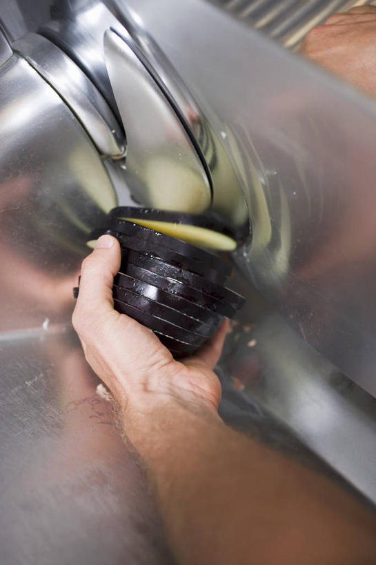 西方人,手,一个人,竖图,俯视,室内,特写,白天,厨房,茄子,蔬菜,金属制品,欧洲,欧洲人,仅一个男性,仅一个人,一把,切开,阴影,新鲜,反射,金属,工具,影子,食品,刀具,食物,仅一个年轻男性,刀,切,手部,有机食品,绿色食品,单手,菜刀,剖面,切面,切菜刀,男人,男性,年轻男性,白种人,落苏,酪酥,昆仑瓜,矮瓜,半身,彩图,高角度拍摄,灶间