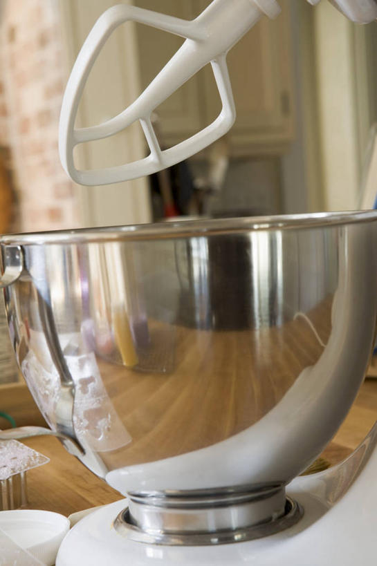 无人,竖图,室内,特写,白天,正面,烹饪,餐桌,桌子,厨具,金属制品,阴影,反射,金属,影子,容器,打蛋器,搅拌器,碗,餐台,储藏,储存,烹饪用具,手动打蛋器,烹调用具,烹调,彩图,贮存