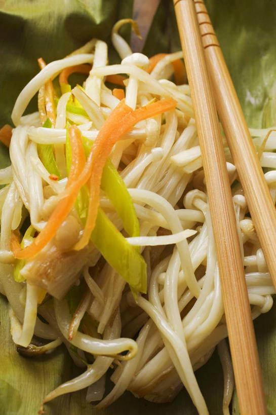 无人,竖图,俯视,室内,特写,白天,筷子,蔬菜,餐具,一堆,一双,许多,阴影,堆叠,堆积,新鲜,反射,影子,豆芽,食品,文化,传统,食物,有机食品,绿色食品,堆,礼节,礼仪,豆芽菜,芽苗菜,进餐用具,彩图,高角度拍摄