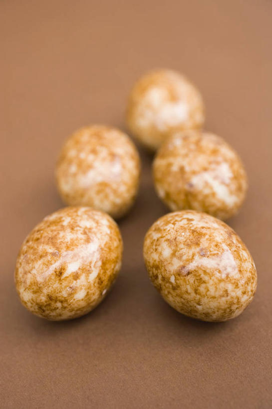 无人,竖图,俯视,室内,特写,白天,餐桌,桌子,复活节,五个,许多,阴影,棕色背景,节日,朦胧,模糊,庆祝,反射,影子,蛋,文化,庆典,摄影,影棚,餐台,纪念,彩蛋,复活节彩蛋,彩图,高角度拍摄,影棚拍摄,拍摄