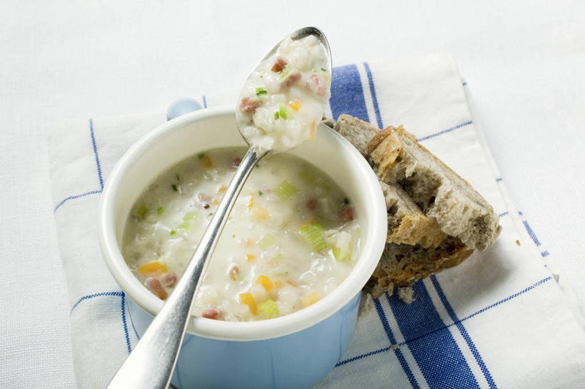 无人,横图,俯视,室内,特写,白天,餐桌,桌子,一把,阴影,反射,布料,影子,勺子,陶瓷,肉,粥,美味,食品,陶瓷制品,布纹,培根,猪肉,肉类,桌布,食物,白色,餐巾,容器,调羹,台布,汤匙,碗,餐台,储藏,储存,肉食,豚肉,甘旨,厚味,鲜味,麦粥,玉米糊,玉米粥,彩图,高角度拍摄,烟肉,腌熏,贮存