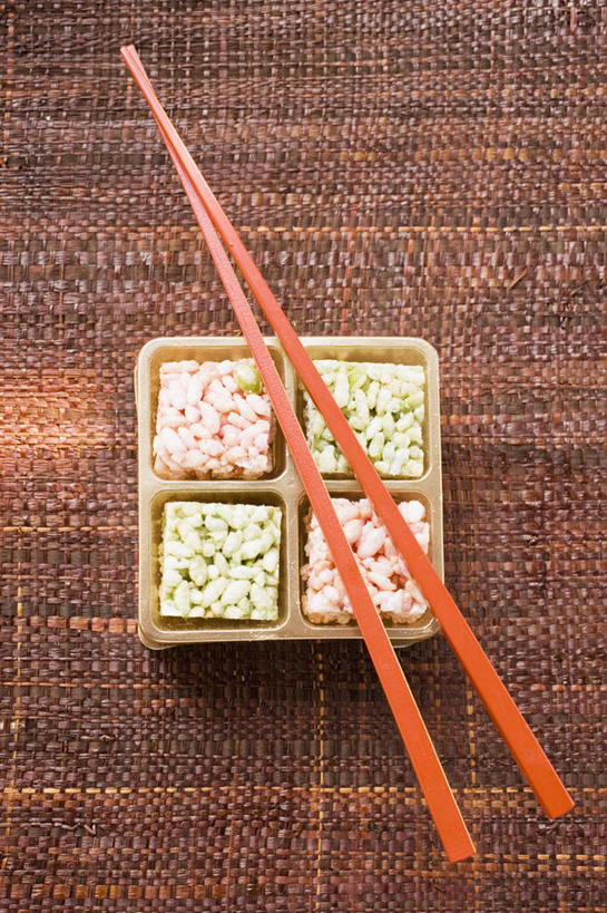 点心,无人,竖图,俯视,室内,特写,白天,餐桌,筷子,桌子,餐具,一排,一双,阴影,整齐,反射,碟子,盘,影子,食品,文化,传统,食物,糕点,排列,盘子,碟,四个,餐台,礼节,队列,炒米,礼仪,进餐用具,彩图,高角度拍摄