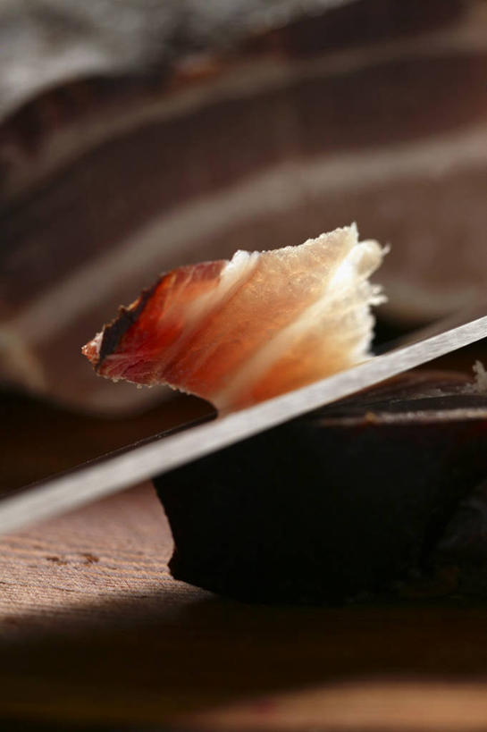 无人,竖图,俯视,室内,特写,白天,餐桌,桌子,餐具,一把,阴影,朦胧,模糊,反射,碟子,工具,盘,影子,肉,刀具,培根,猪肉,肉类,盘子,碟,刀,餐台,餐刀,肉食,豚肉,彩图,高角度拍摄,烟肉,腌熏